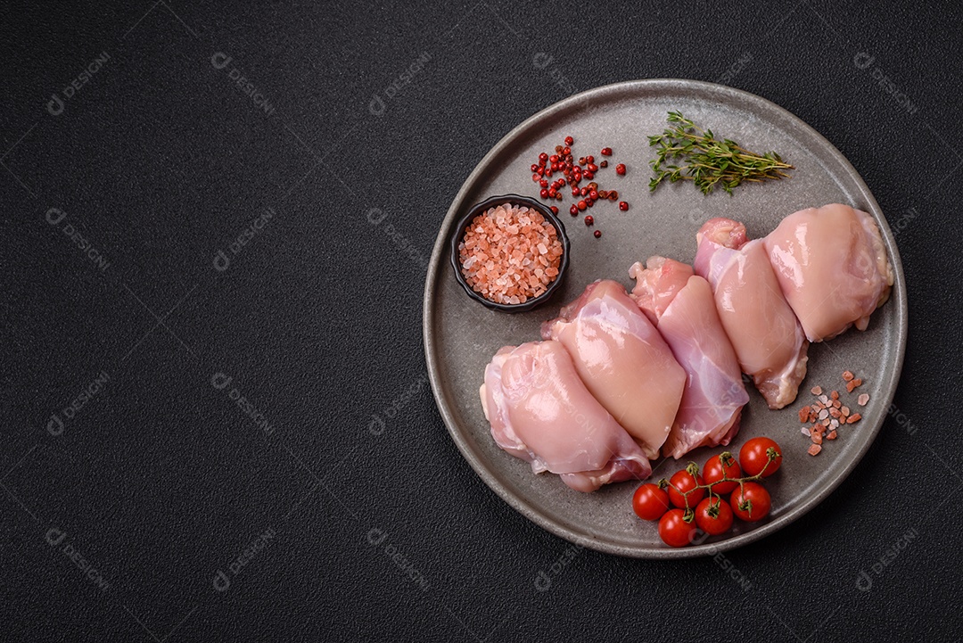 Carne fresca de frango em uma mesa de concreto
