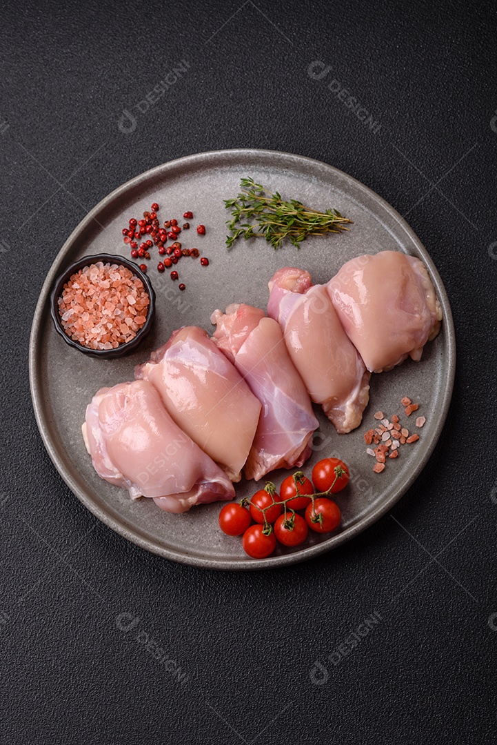 Carne fresca de frango em uma mesa de concreto