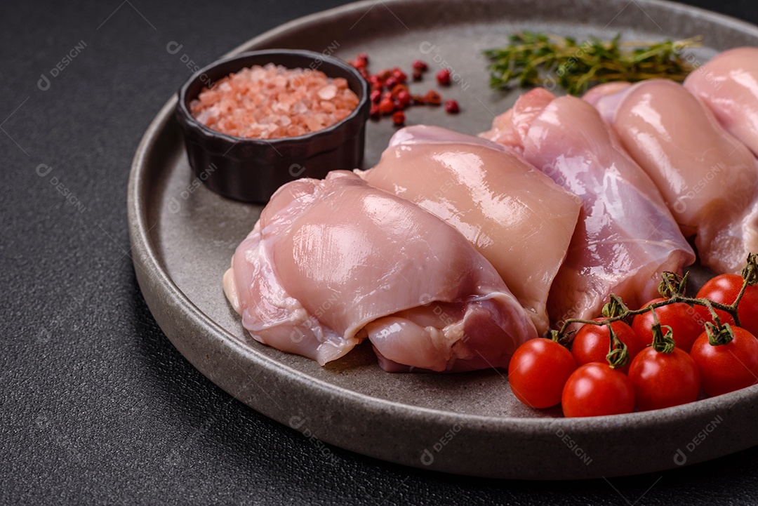 Carne fresca de frango em uma mesa de concreto