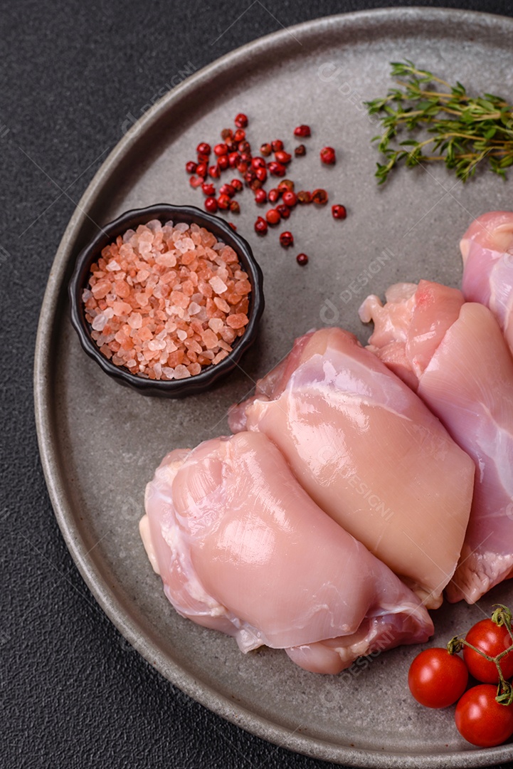 Carne fresca de frango em uma mesa de concreto