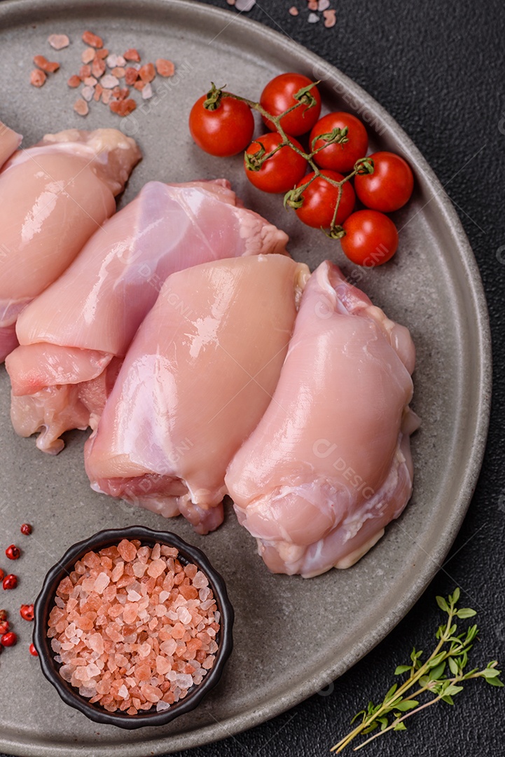 Carne fresca de frango em uma mesa de concreto