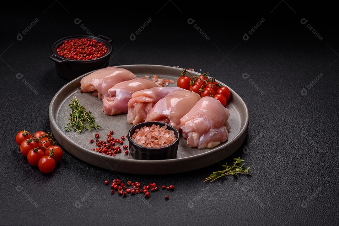 Carne fresca de frango em uma mesa de concreto