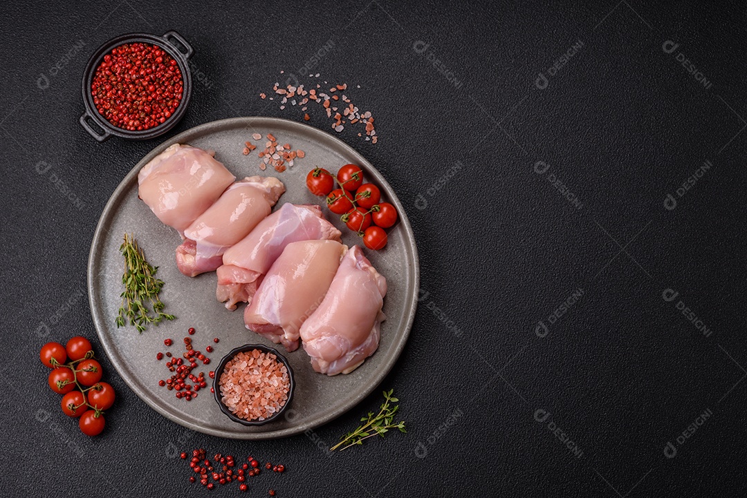 Carne fresca de frango em uma mesa de concreto