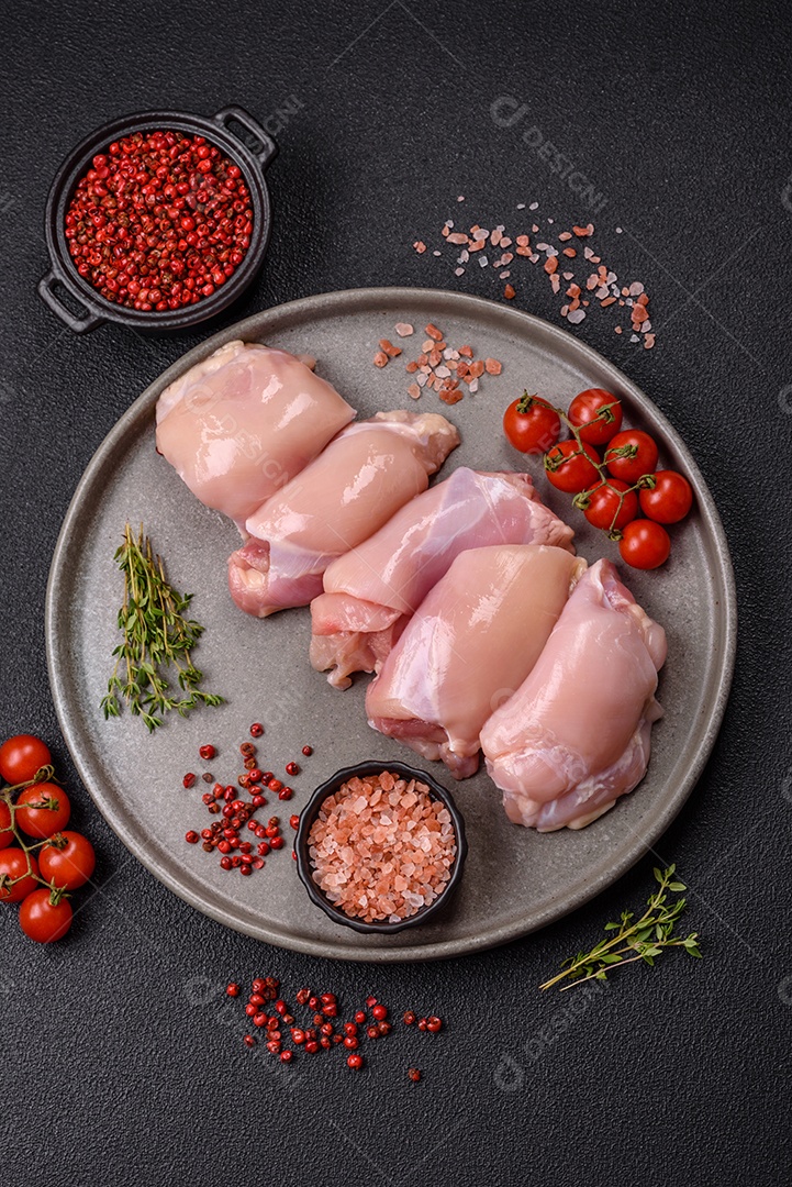 Carne fresca de frango em uma mesa de concreto