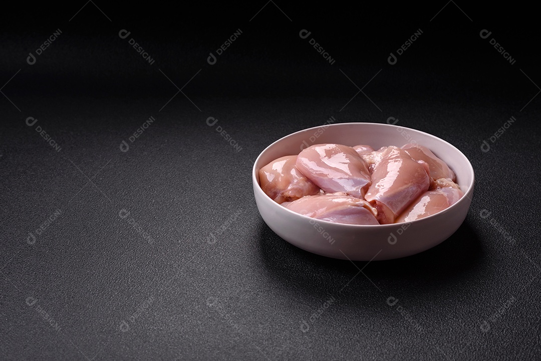 Carne fresca de frango em uma mesa de concreto