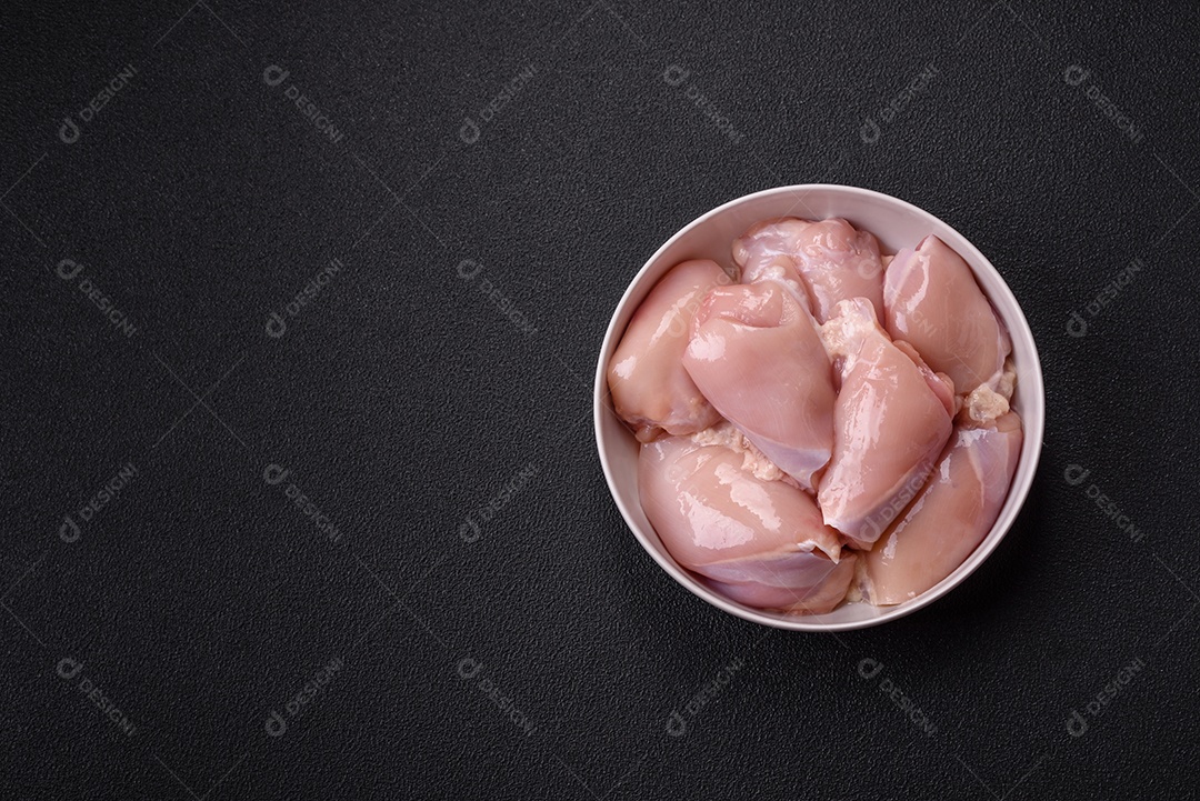 Carne fresca de frango em uma mesa de concreto