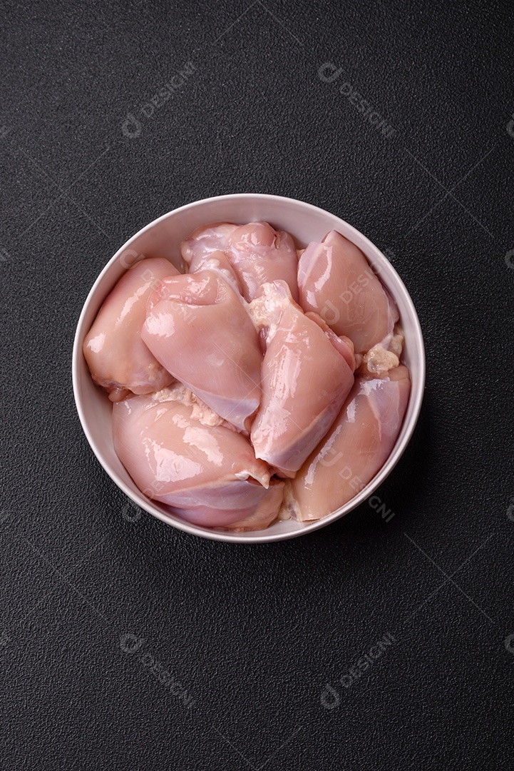 Carne fresca de frango em uma mesa de concreto