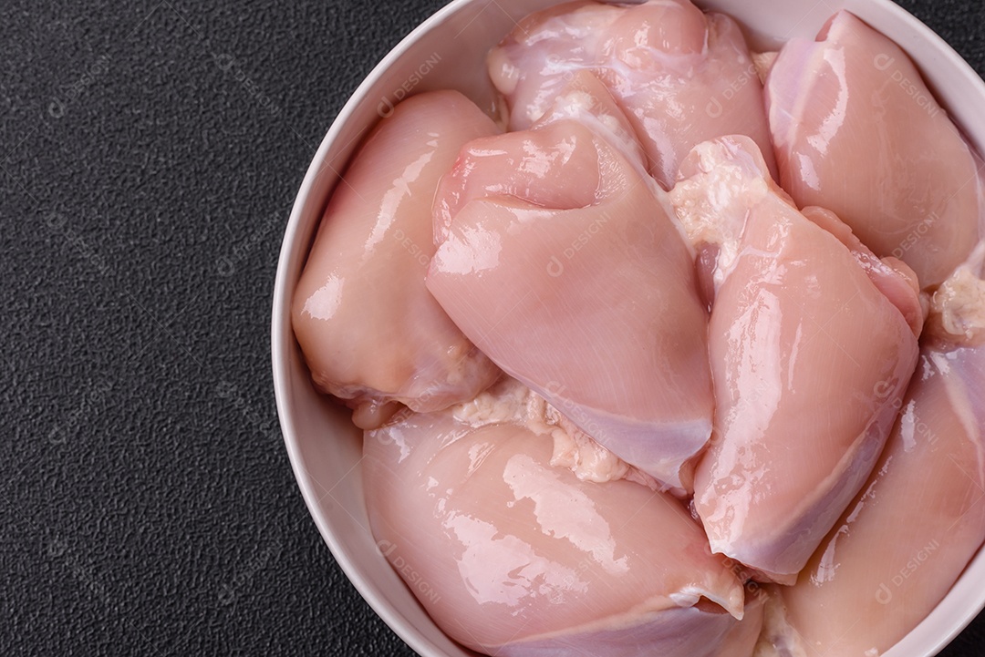Carne fresca de frango em uma mesa de concreto