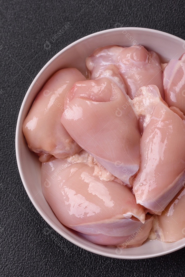 Carne fresca de frango em uma mesa de concreto