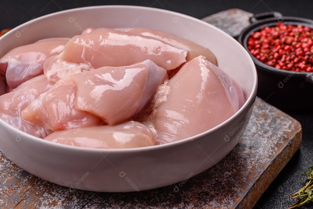 Carne fresca de frango em uma mesa de concreto