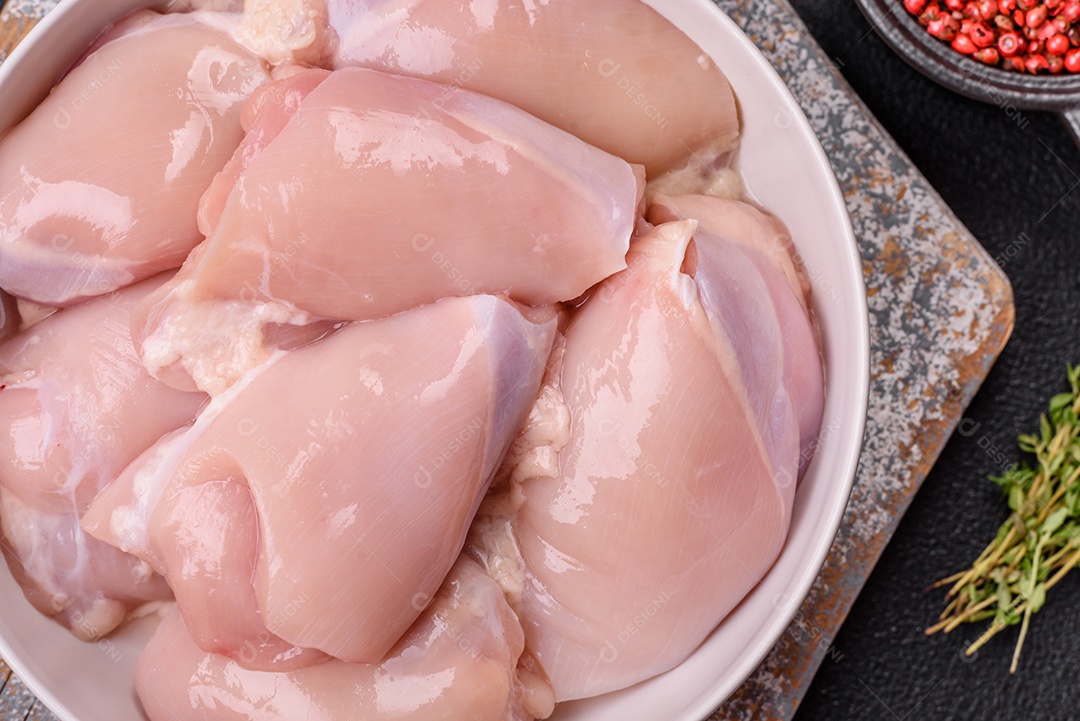Carne fresca de frango em uma mesa de concreto