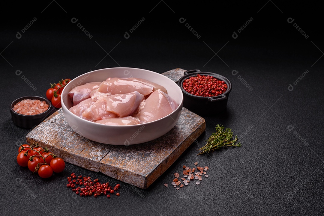 Carne fresca de frango em uma mesa de concreto