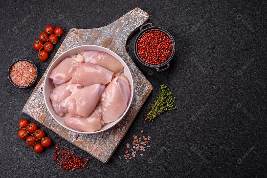 Carne fresca de frango em uma mesa de concreto
