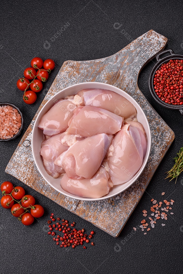 Carne fresca de frango em uma mesa de concreto