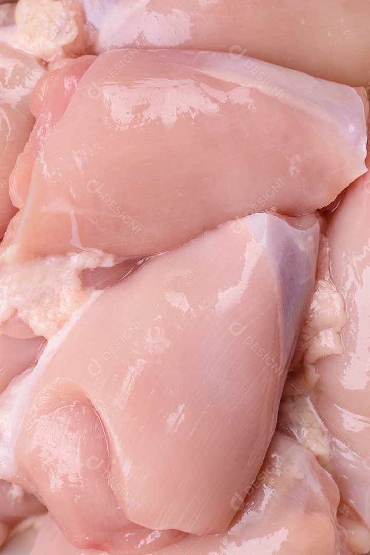 Carne fresca de frango em uma mesa de concreto