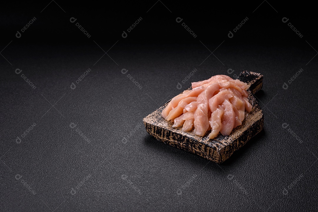 Carne fresca de frango em uma mesa de concreto