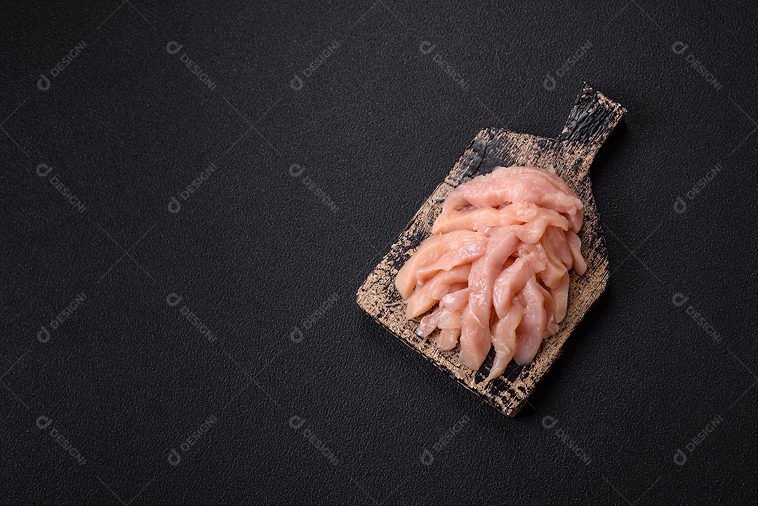 Carne fresca de frango em uma mesa de concreto