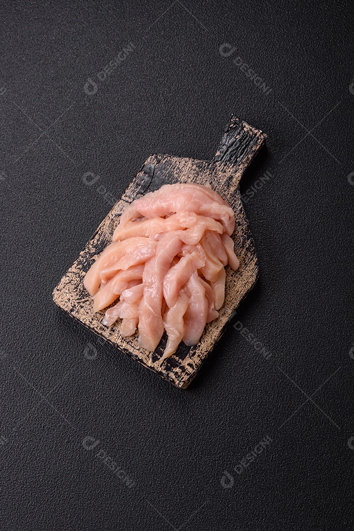 Carne fresca de frango em uma mesa de concreto