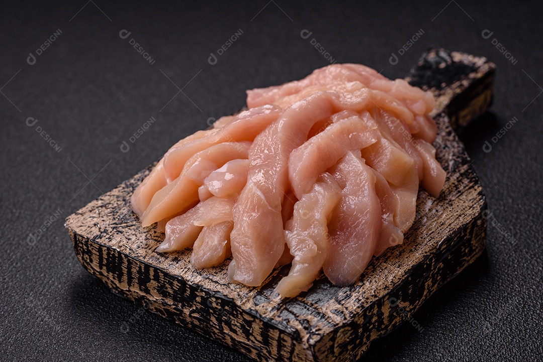 Carne fresca de frango em uma mesa de concreto