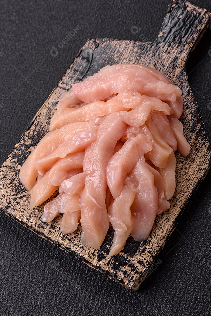 Carne fresca de frango em uma mesa de concreto