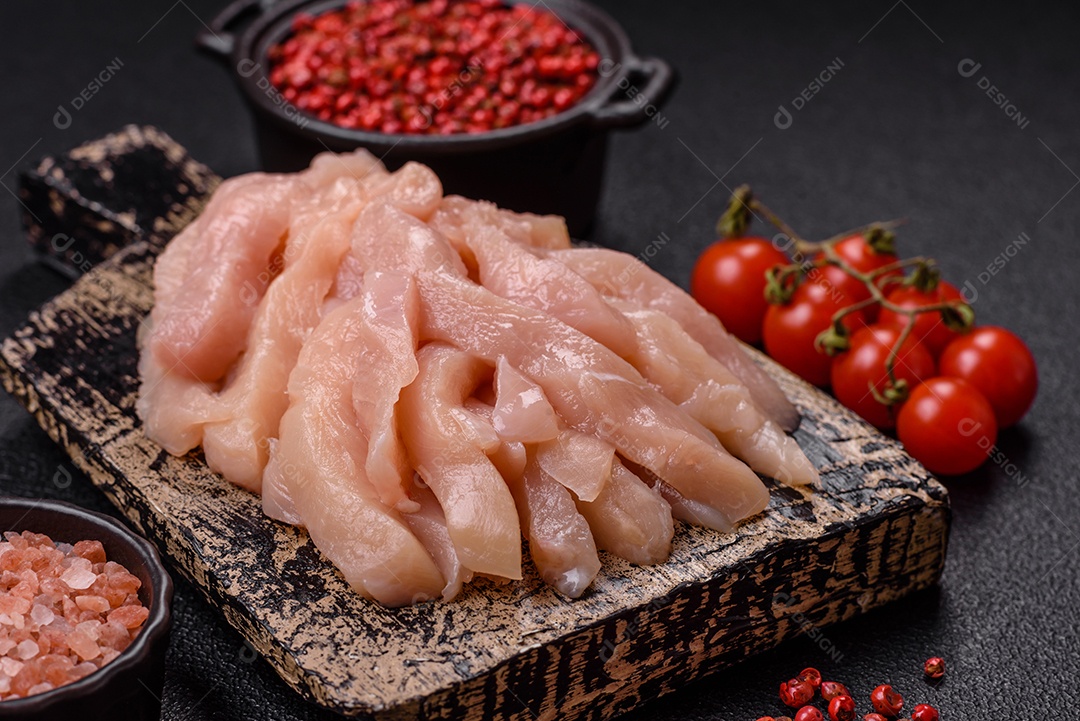 Carne fresca de frango em uma mesa de concreto