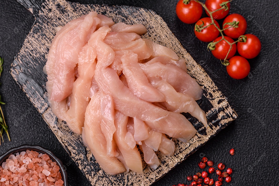 Filé de frango cru cortado em tiras com especiarias e ervas