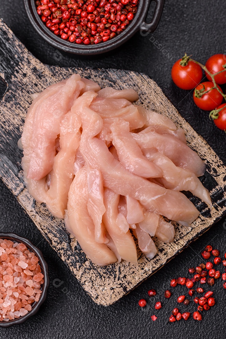 Filé de frango cru cortado em tiras com especiarias e ervas