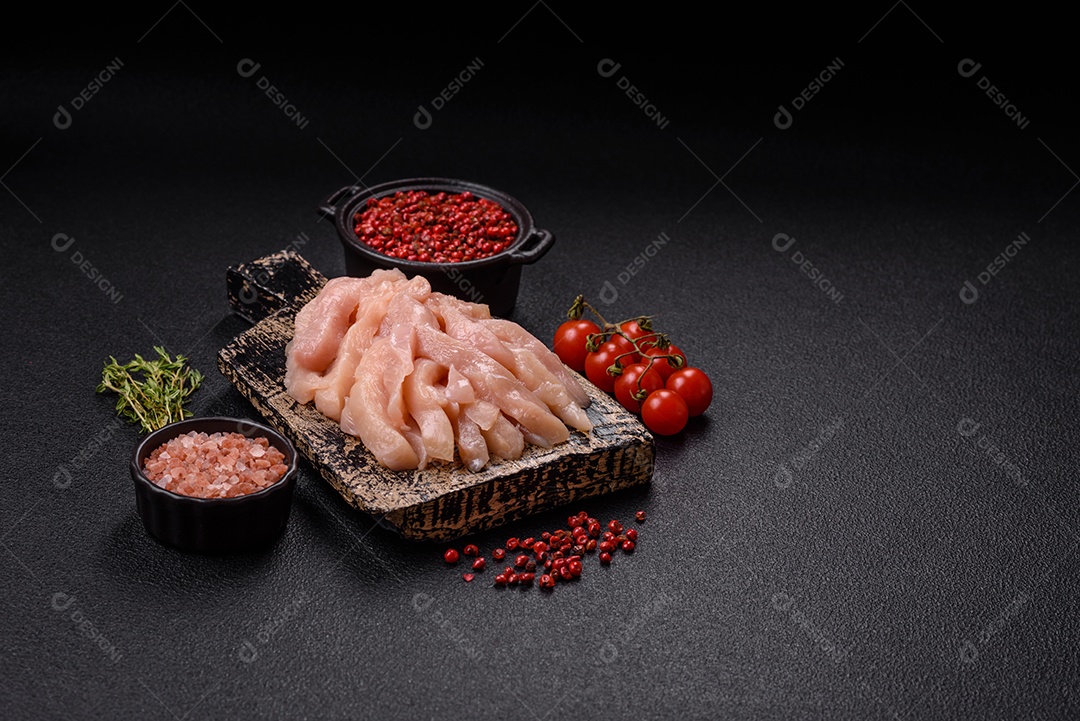 Filé de frango cru cortado em tiras com especiarias e ervas