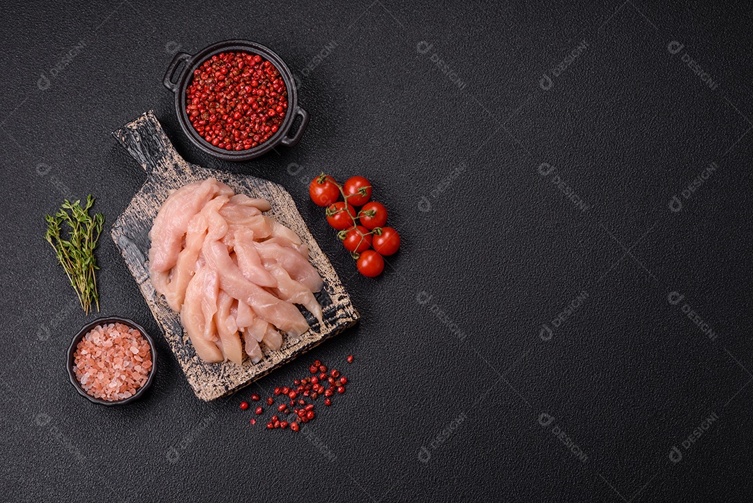 Filé de frango cru cortado em tiras com especiarias e ervas