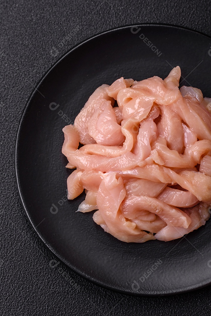 Filé de frango cru cortado em tiras com especiarias e ervas