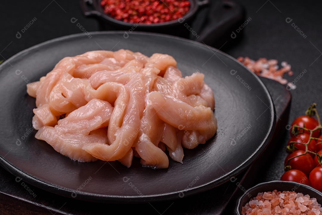 Filé de frango cru cortado em tiras com especiarias e ervas