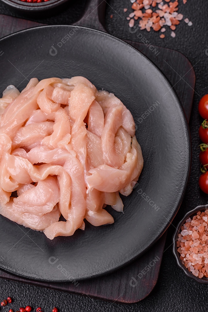 Filé de frango cru cortado em tiras com especiarias e ervas