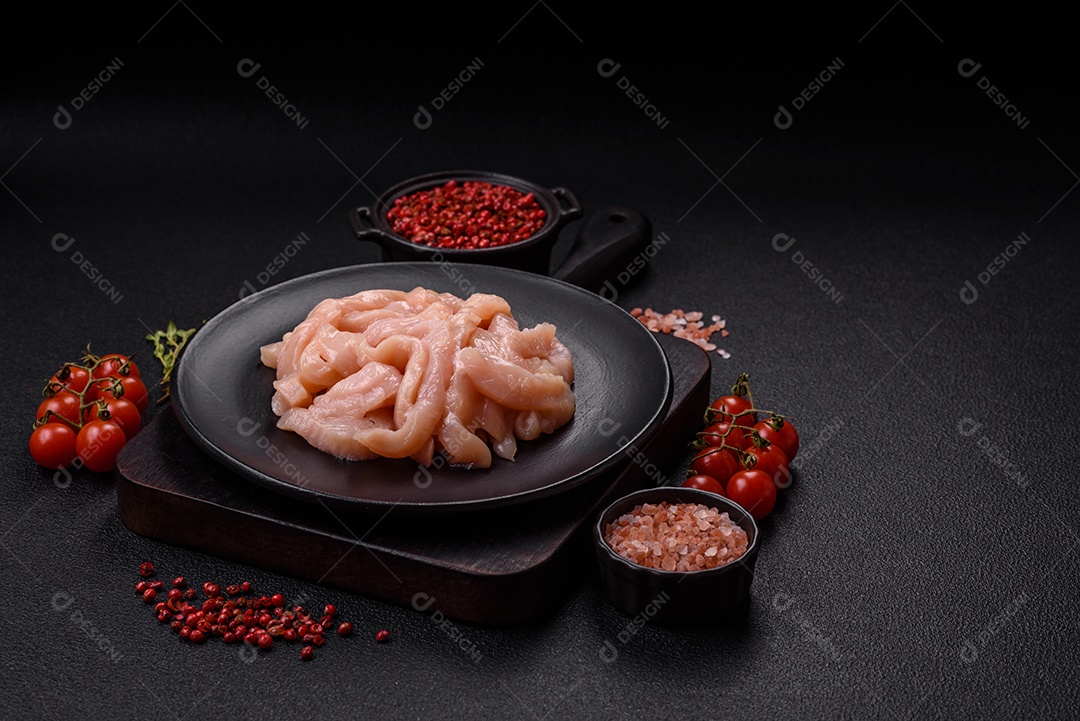 Filé de frango cru cortado em tiras com especiarias e ervas