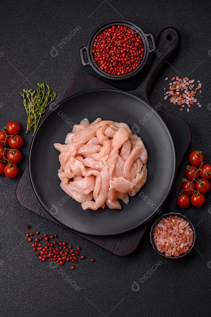 Filé de frango cru cortado em tiras com especiarias e ervas