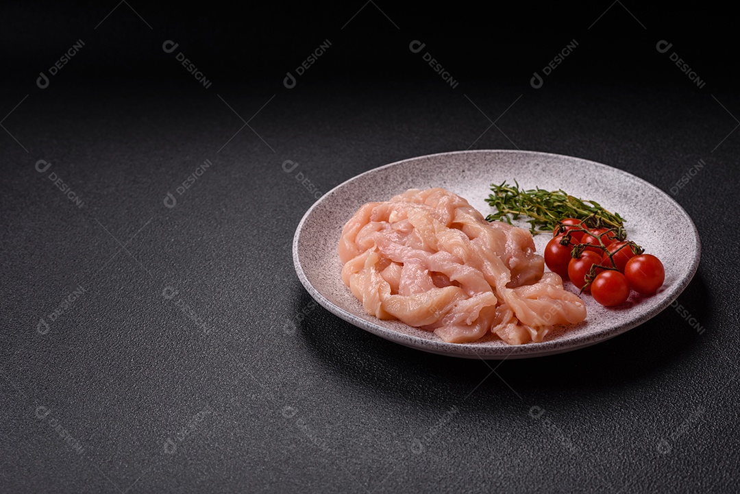 Filé de frango cru cortado em tiras com especiarias e ervas