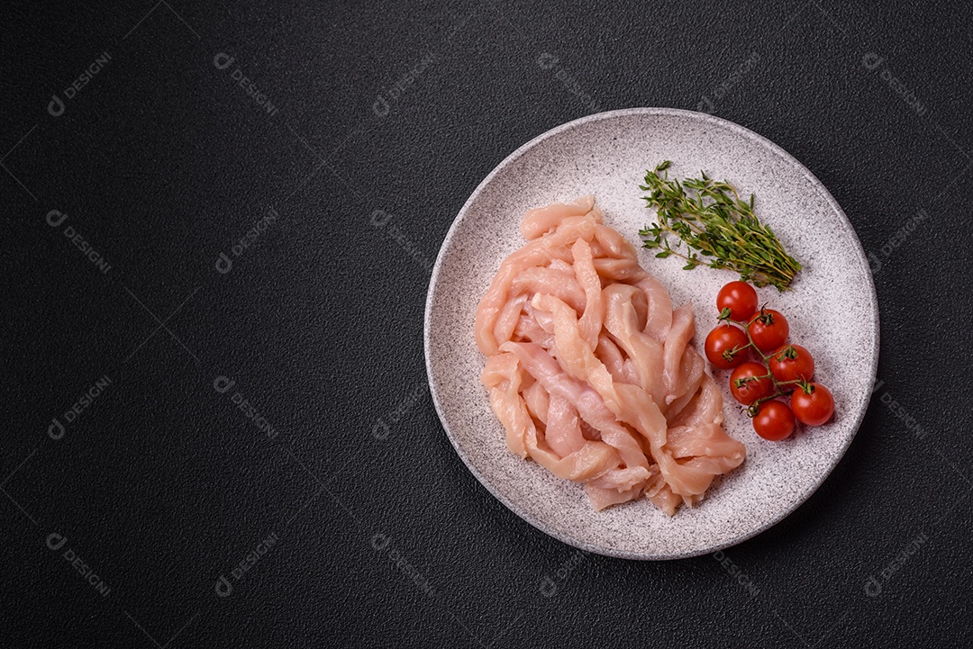 Filé de frango cru cortado em tiras com especiarias e ervas