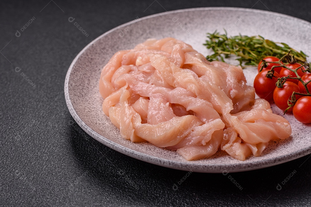 Filé de frango cru cortado em tiras com especiarias e ervas