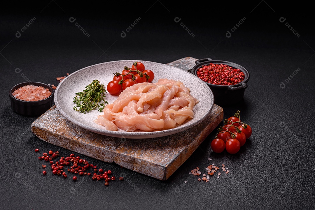 Filé de frango cru cortado em tiras com especiarias e ervas