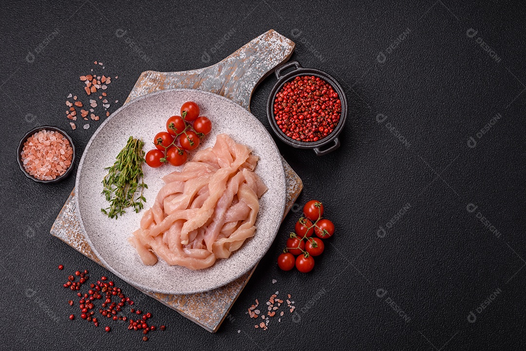 Filé de frango cru cortado em tiras com especiarias e ervas