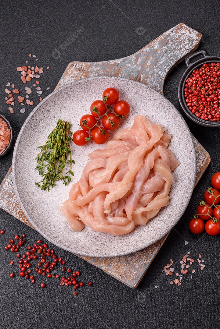 Filé de frango cru cortado em tiras com especiarias e ervas