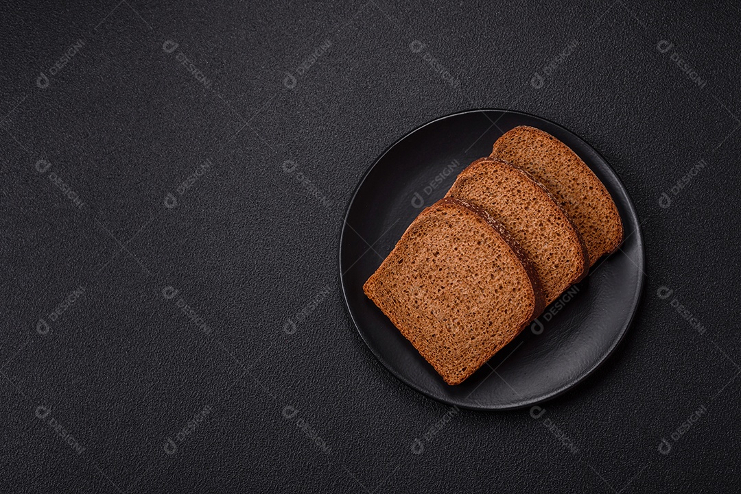 Fatias de pão em uma mesa de concreto