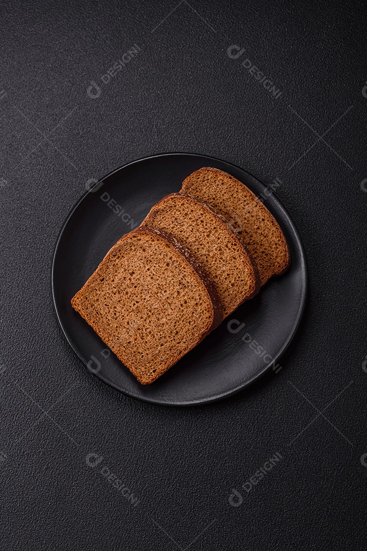 Fatias de pão em uma mesa de concreto