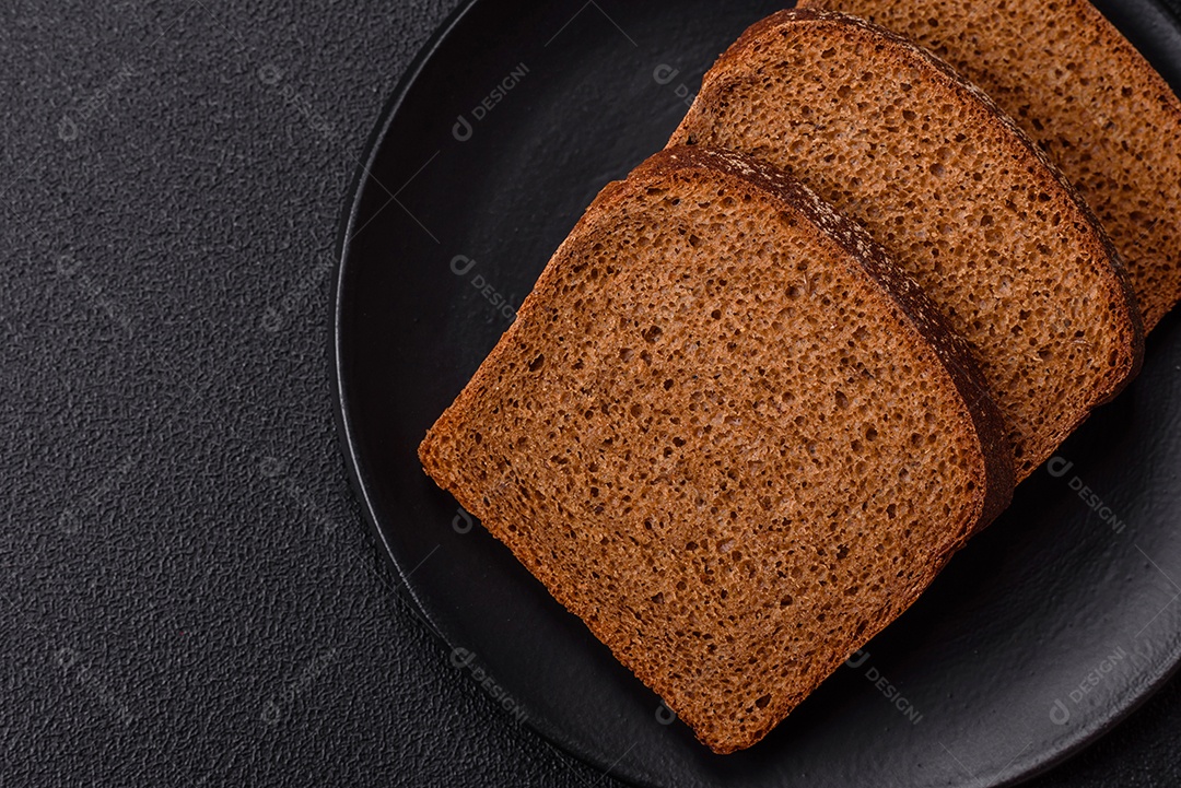 Fatias de pão em uma mesa de concreto