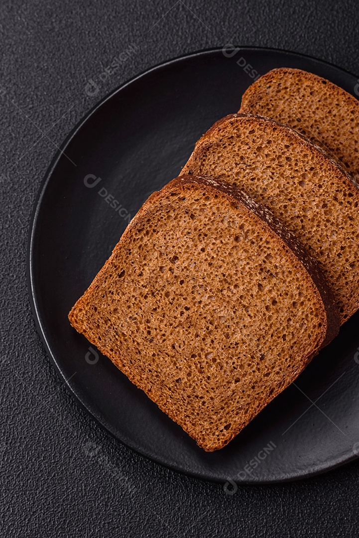 Fatias de pão em uma mesa de concreto