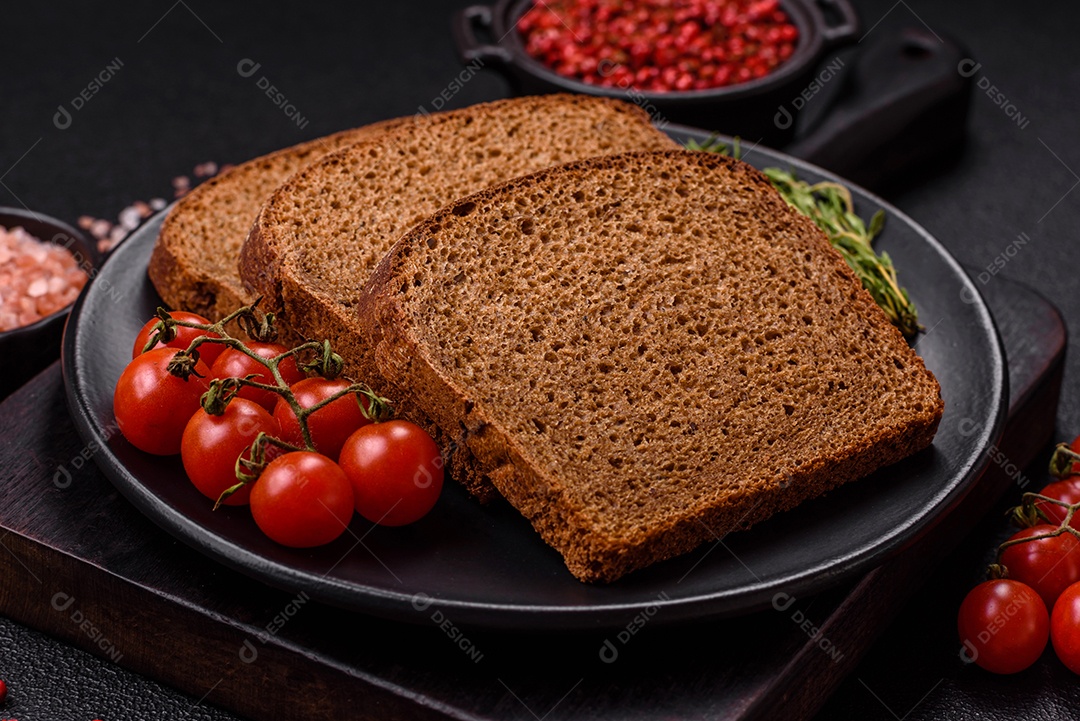 Fatias de pão em uma mesa de concreto