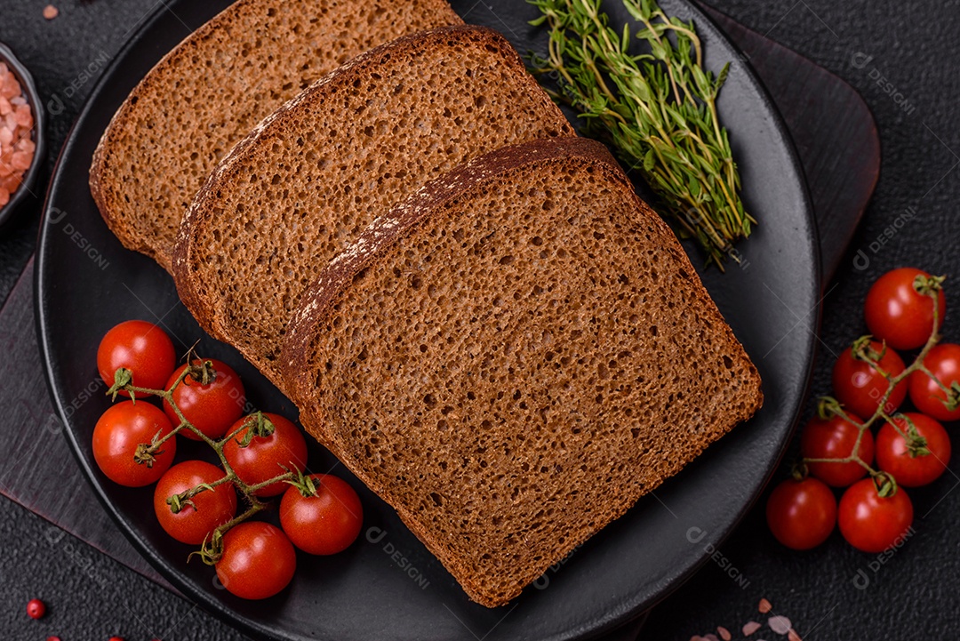 Fatias de pão em uma mesa de concreto