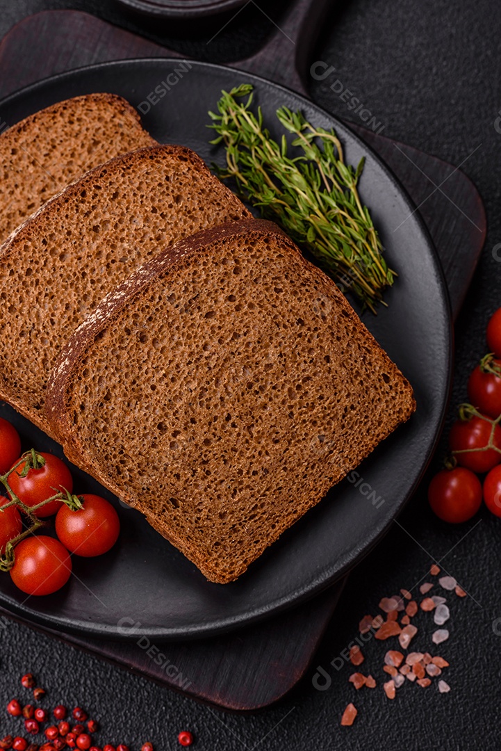 Fatias de pão em uma mesa de concreto