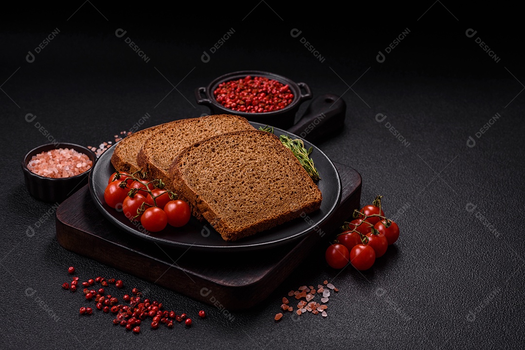 Fatias de pão em uma mesa de concreto