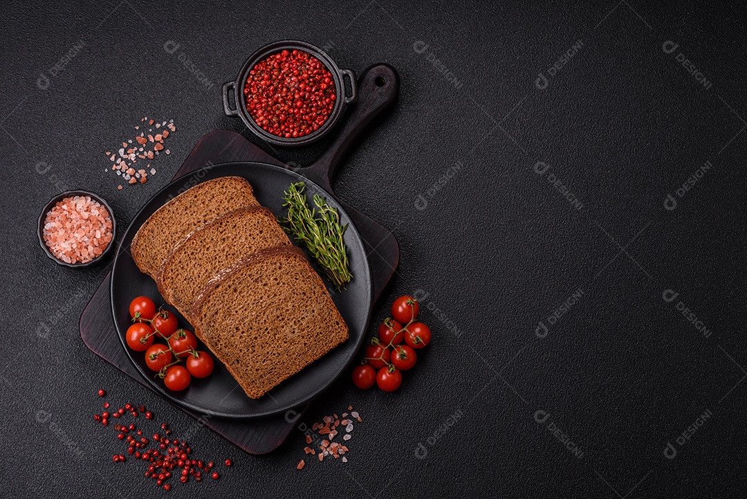 Fatias de pão em uma mesa de concreto