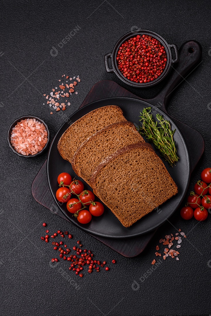 Fatias de pão em uma mesa de concreto